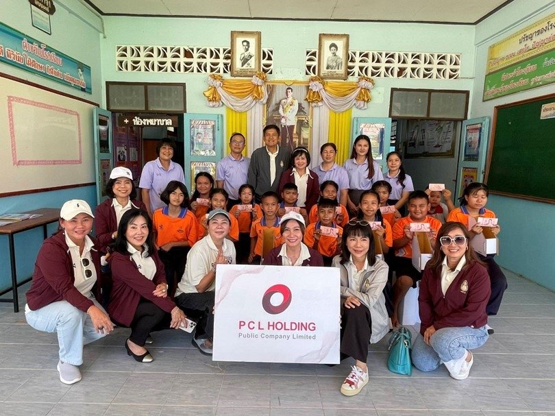 บริษัท พี ซี แอล โฮลดิ้ง จำกัด (มหาชน) ได้นำเก้าอี้และกล่องใส่เอกสารที่ผลิตจากกระดาษ ซึ่งเป็นวัตถุดิบจากธรรมชาติ มอบให้กับคณะครูและนักเรียนโรงเรียนวัดศรีมงคล จ.ชัยนาท